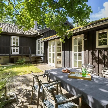 Holiday home Stunning In With Wifi Allingabro