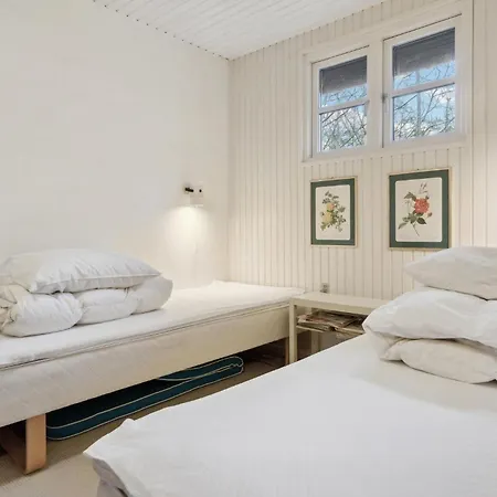 Holiday home Stunning In With Wifi Allingabro