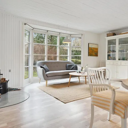 Holiday home Stunning In With Wifi Allingabro