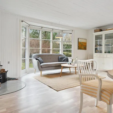Holiday home Stunning In With Wifi Allingabro
